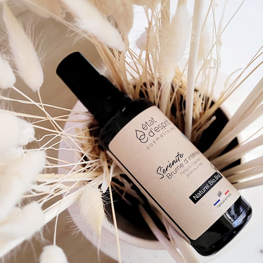 Brume d'intérieur relaxante état d'esprit cosmétiques aux huiles essentielles de petitgrain bigarade et amande amère.