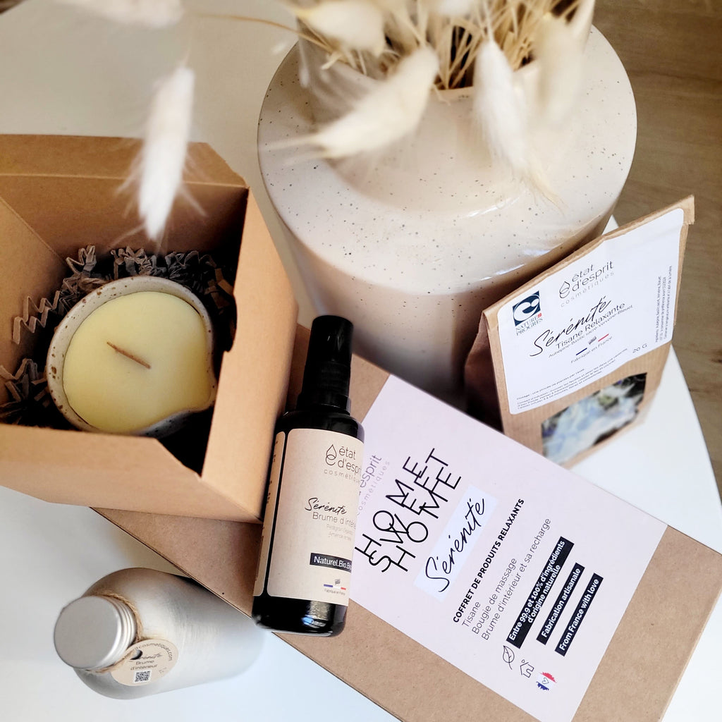 Coffret bien-être à la maison Sérénité by état d'esprit cosmétiques. Brume d'intérieur et sa recharge, bougie de massage dans un joli pot en céramique et la tisane relaxante. Pochette surprise revisitée dédiée au bien-être à la maison.